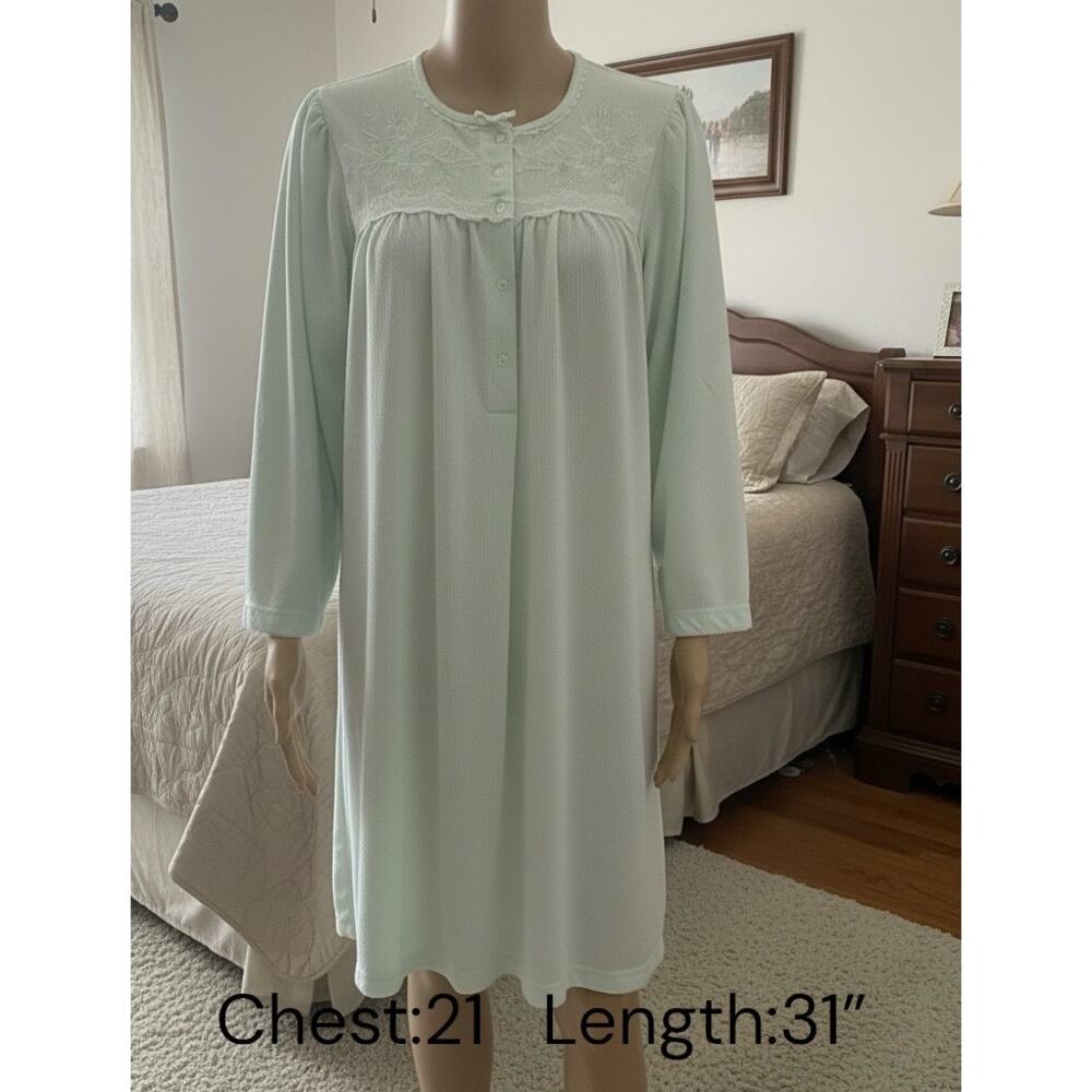 Miss Elaine heavenly bodies Short Nightgown embroidered front mint  green M